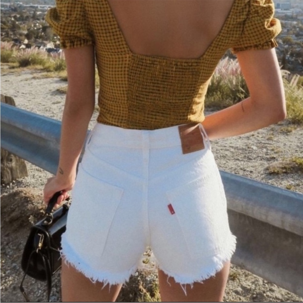 ✨ MAKE OFFER ✨ Levi’s 501 cut offs white